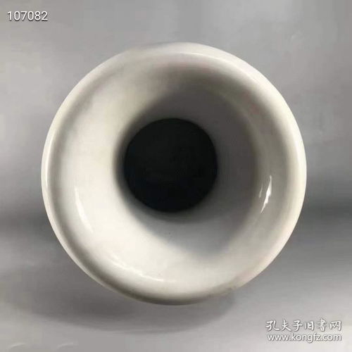 大清康熙年制粉彩花鳥圖棒槌瓶一對,開口外撇